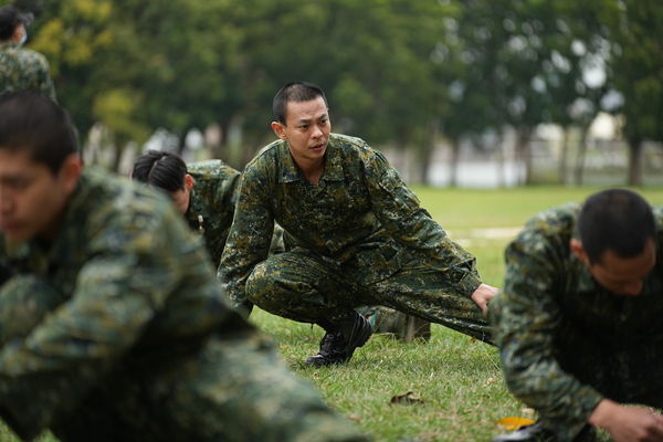 ▲▼孫綻在成功嶺代表新兵宣誓。（圖／台視提供）