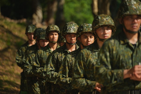 ▲▼孫綻在成功嶺代表新兵宣誓。（圖／台視提供）