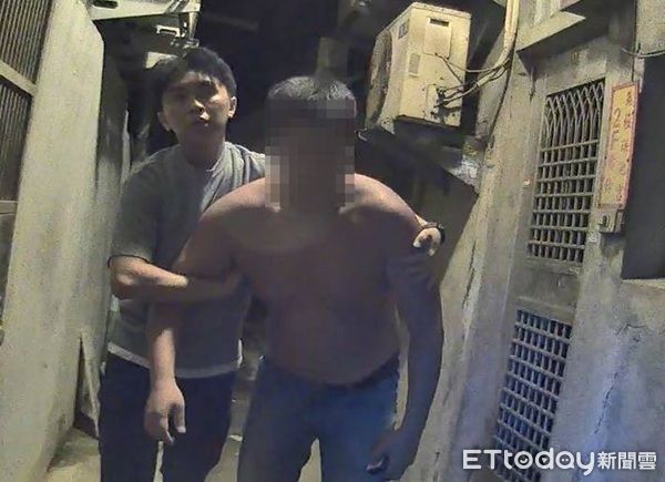 ▲使出「金蟬脫殼」順勢脫掉上衣服，裸著上身往街上狂逃，仍因累癱乖乖被逮。（圖／桃園警分局提供）
