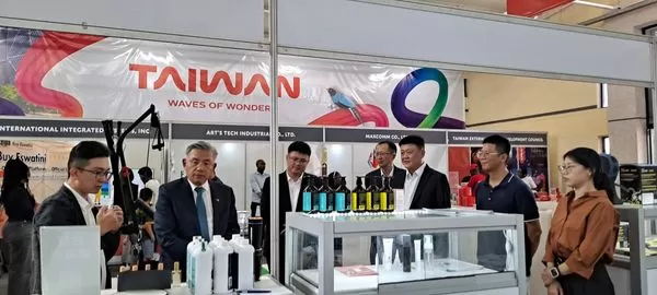 ▲宬瑄科技莊總經理(左1)向梁大使(左2)解說其產品特色。(圖／貿協提供)