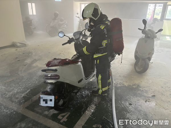 ▲▼電動機車座墊電池區起火燃燒，消防人員趕抵現場時火勢已撲滅。（圖／記者鄧木卿翻攝）