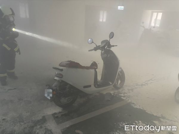 ▲▼電動機車座墊電池區起火燃燒，消防人員趕抵現場時火勢已撲滅。（圖／記者鄧木卿翻攝）