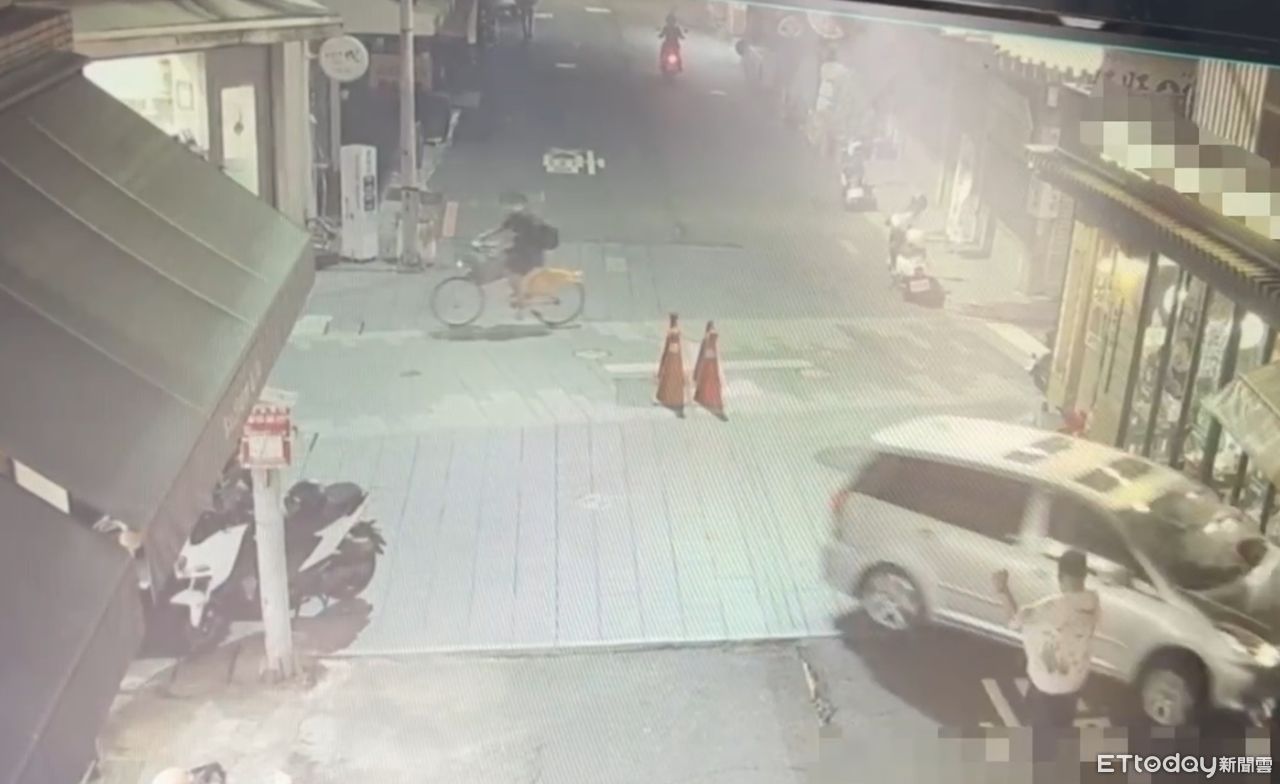 台南76歲翁駕車出事了！右轉突衝撞機車...行人險挨撞