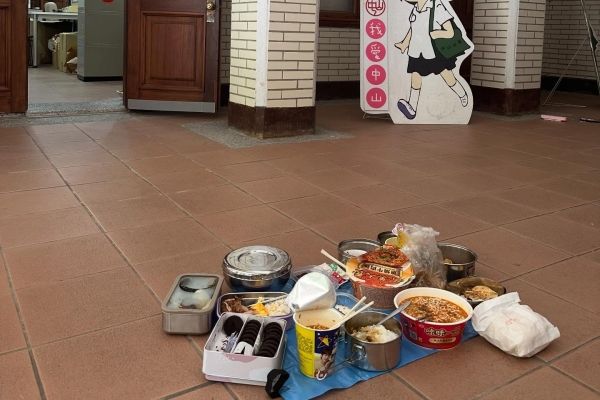 中山女高學生「坐校長室外吃飯」爭外送　校方：將投票決定