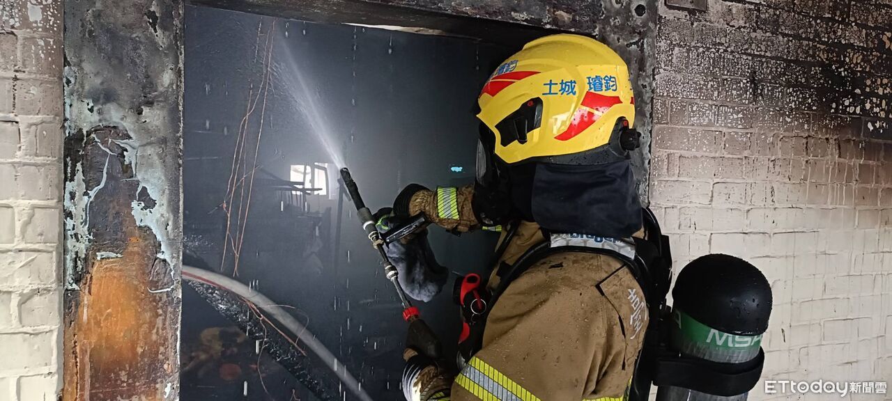 快訊／台南安南區平房火警　鐵皮建物濃煙竄出