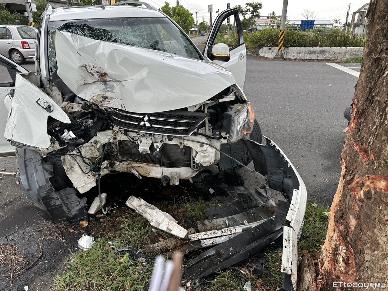 宜蘭74歲翁駕車直撞路樹！車頭全爛氣囊爆開　搶救10分鐘不治