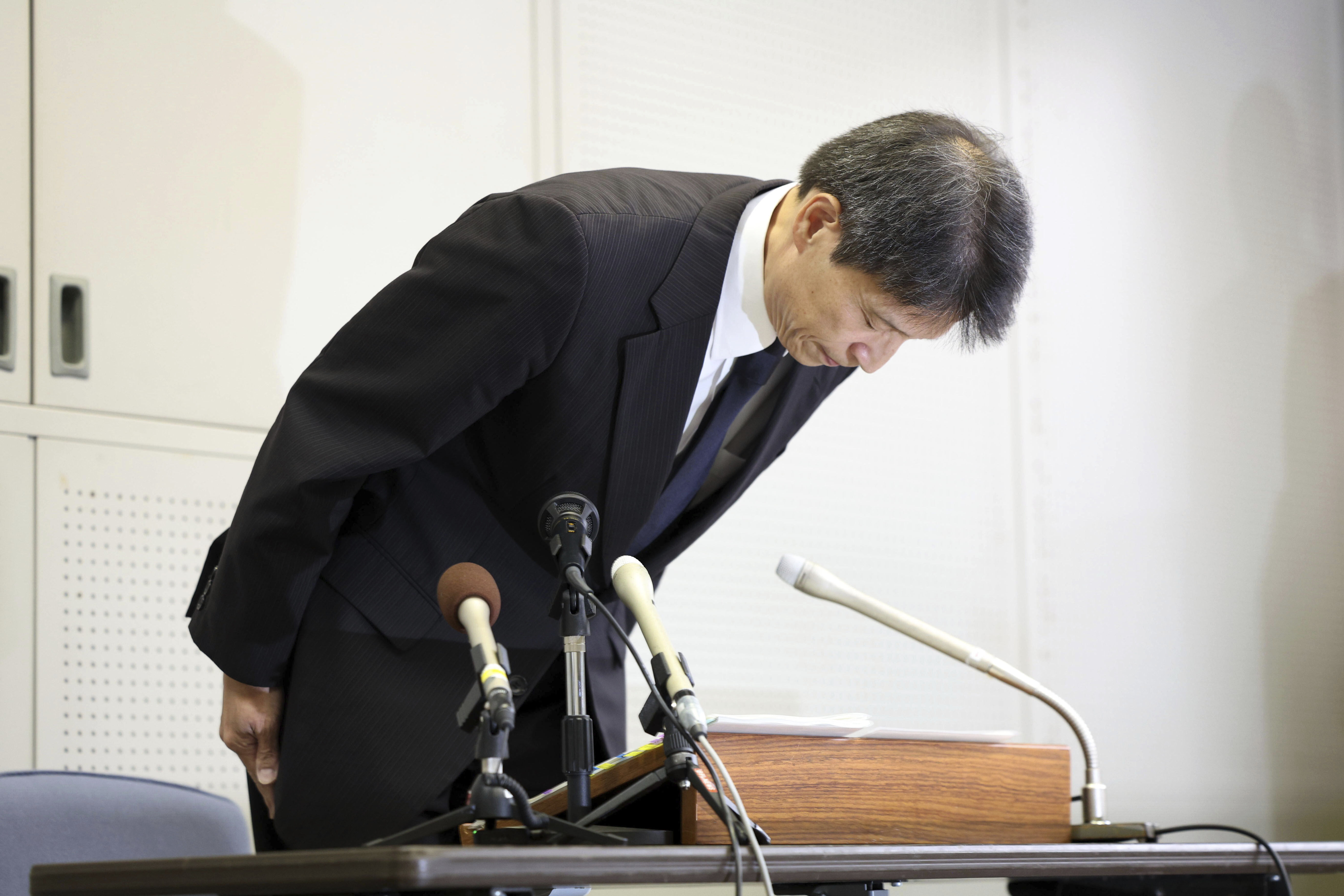 ▲▼神奈川縣警察本部長和田薰4日向民眾道歉。（圖／達志影像／美聯社）