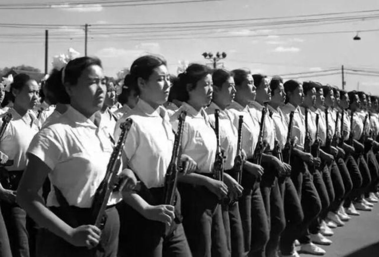 ▲1958年首次出現在大陸閱兵場合的女民兵方隊。（圖／翻攝新民週刊）