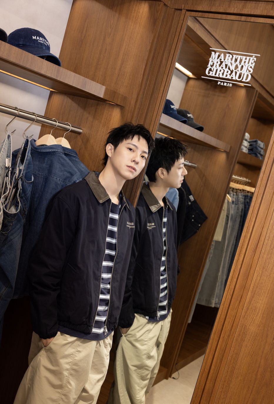 ▲▼         彭千祐示範M+FG學院風「想坐在巴黎咖啡廳」    。（圖／品牌提供）