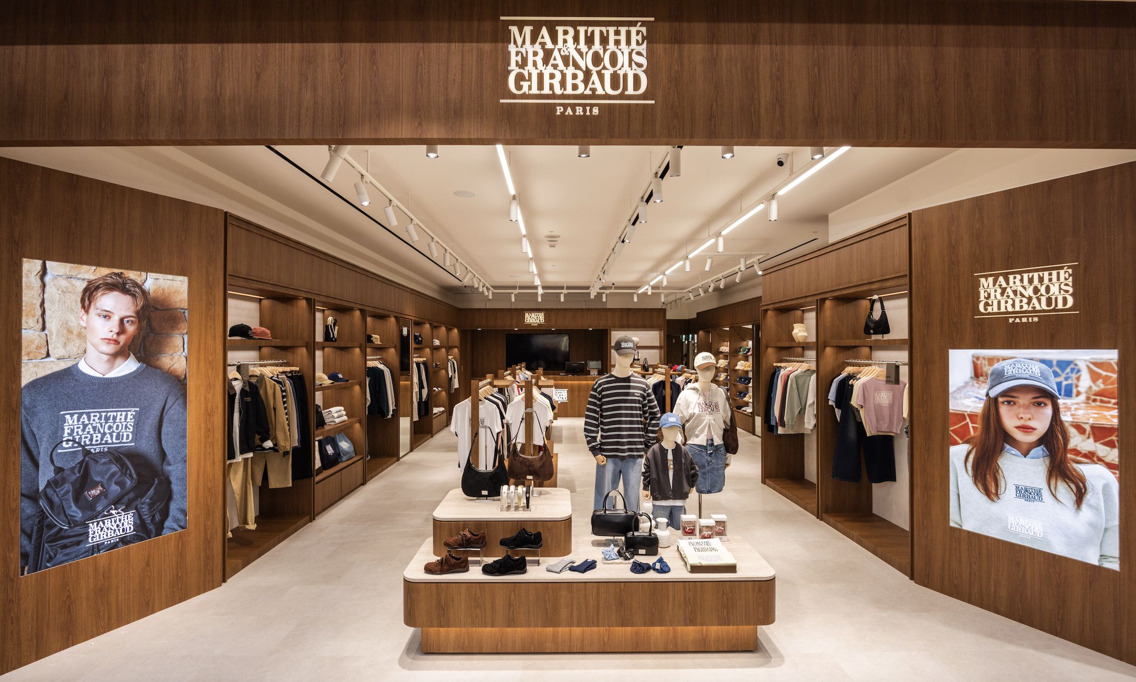 ▲▼         彭千祐示範M+FG學院風「想坐在巴黎咖啡廳」    。（圖／品牌提供）