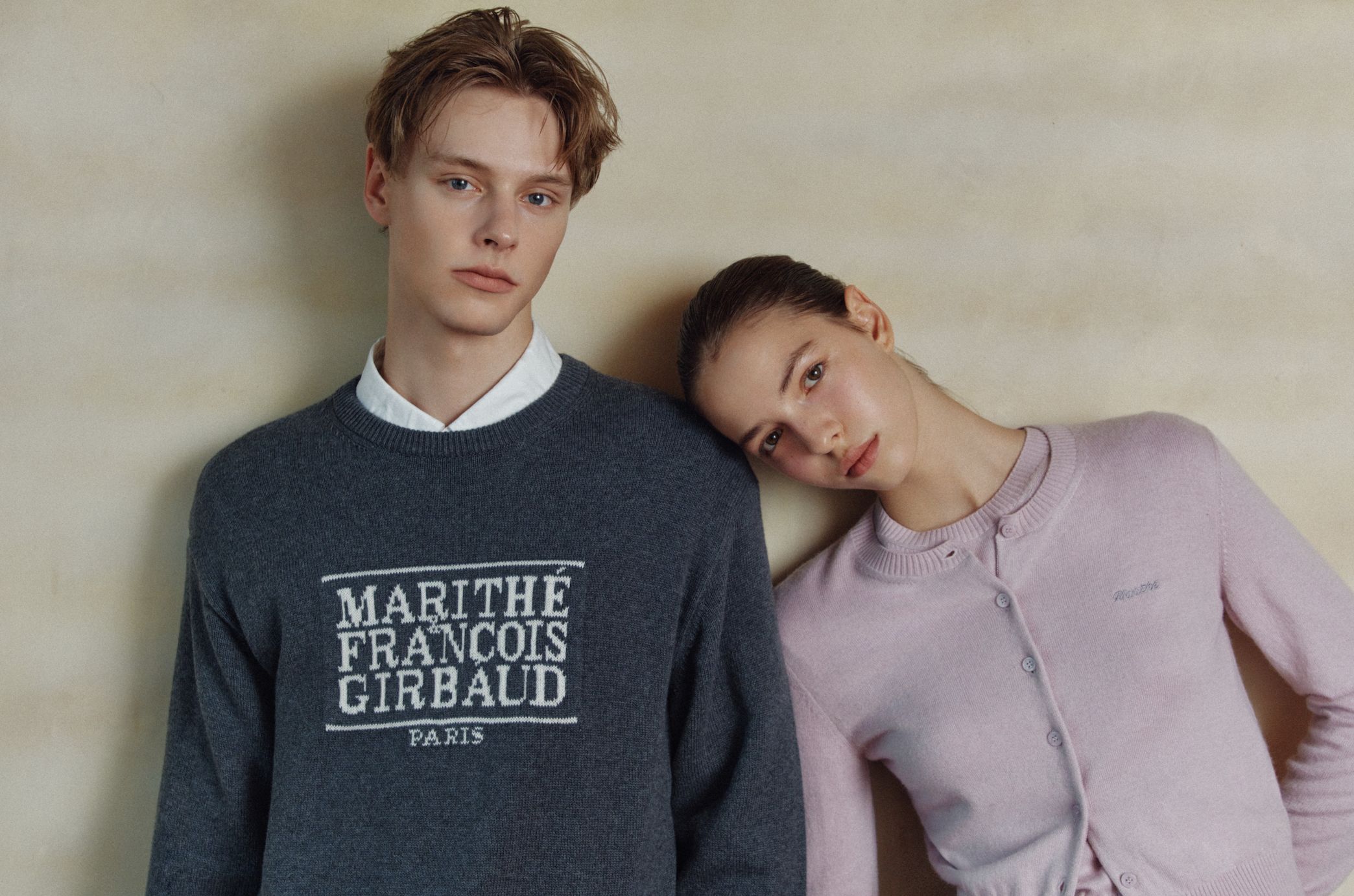 ▲▼         彭千祐示範M+FG學院風「想坐在巴黎咖啡廳」    。（圖／品牌提供）