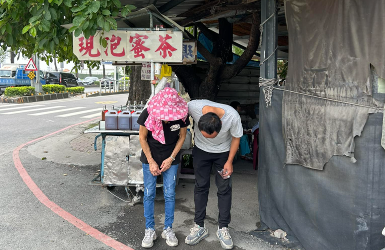 ▲▼高雄50年現泡手搖飲傳奇餐車熄燈　老闆鞠躬感謝曝最後營業日。（圖／翻攝自臉書社團／高雄大小事）