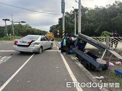 發財車猛撞自小客「雞肉噴滿地」號誌桿卡車頭　駕駛慘被夾死