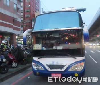 載整車學生控遭逼車！台中名校校車司機突刪文　到警局也改口