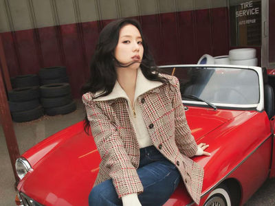Jisoo化身賽車女神演繹TOMMY HILFIGER!學院風百褶裙展現美式精神