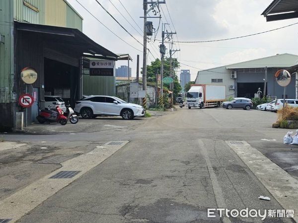 ▲▼泰山多元計程車與機車車禍，騎士臉撞凹送醫，事故發生的路口             。（圖／記者陳以昇翻攝）