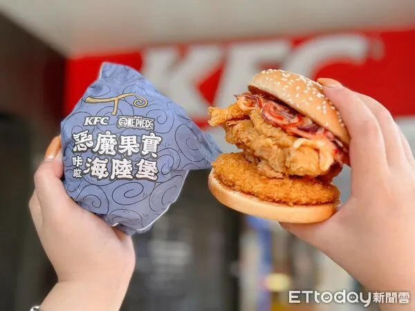 ▲▼肯德基聯名航海王推出全新「惡魔果實咔啦海陸堡」，還有一系列限定包裝 。（圖／記者蕭筠攝）