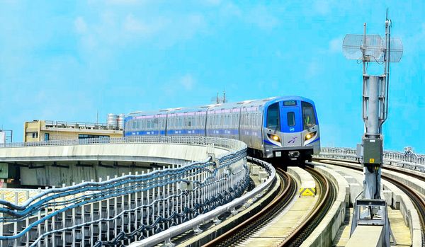 ▲桃園機場捷運今天上午11時23分受到第三軌供電設備異常，系統自動保護機制設施導致電力跳脫，全線受短暫影響。（資料照／桃園捷運公司提供）