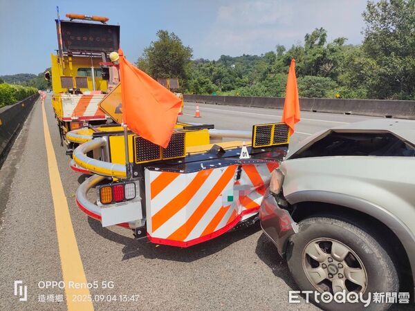 ▲國道1號苗栗路段接連2天發生緩撞車被撞，今天下午造成母子受傷送醫。巧合的是，2起事故都由同1名警員處理現場。（圖／記者楊永盛翻攝）