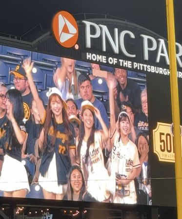 ▲圖一：左起筠熹、岱縈、琳妲、曲曲、穎樂、若潼、小紫、嘎琳。（圖／樂天桃猿提供）