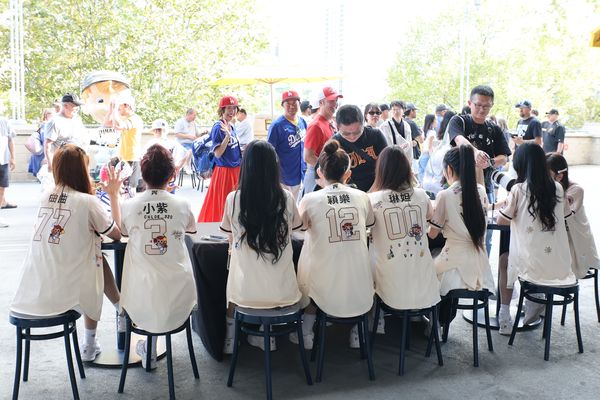 ▲圖一：左起筠熹、岱縈、琳妲、曲曲、穎樂、若潼、小紫、嘎琳。（圖／樂天桃猿提供）