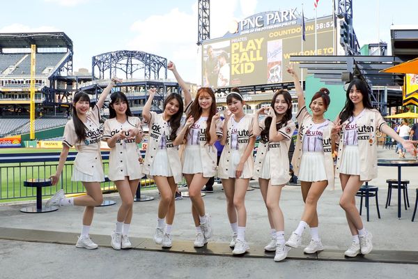 ▲圖一：左起筠熹、岱縈、琳妲、曲曲、穎樂、若潼、小紫、嘎琳。（圖／樂天桃猿提供）