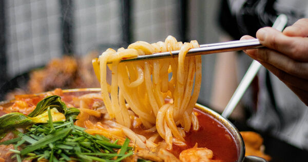 麵攤老闆「煮麵撇步」曝光。（示意圖／unsplash）