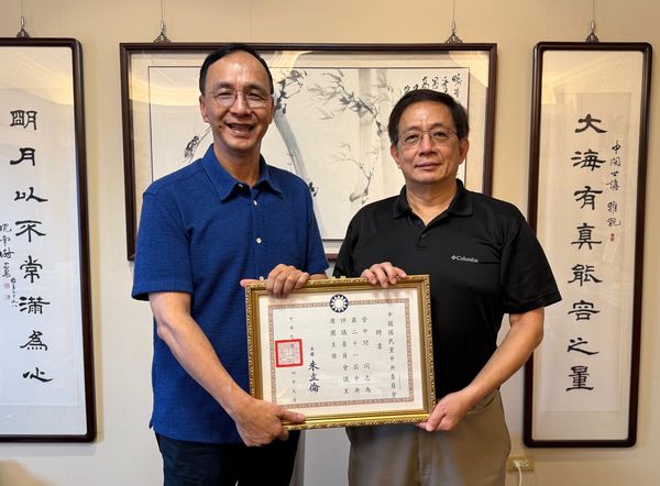 ▲朱立倫頒發中評會主席團主席聘書給前中廣董事長趙少康以及前台大校長管中閔。（圖／朱立倫臉書）