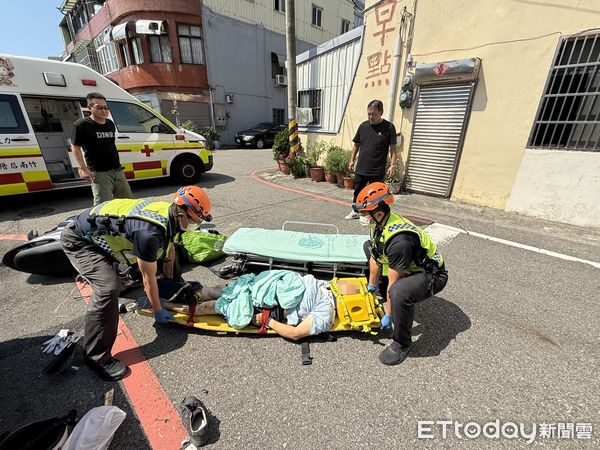 ▲苗栗縣竹南鎮建國路一處巷弄路口，今下午發生貨車跟機車碰撞事故，女騎士倒地、傷重搶救中。（圖／記者楊永盛翻攝）