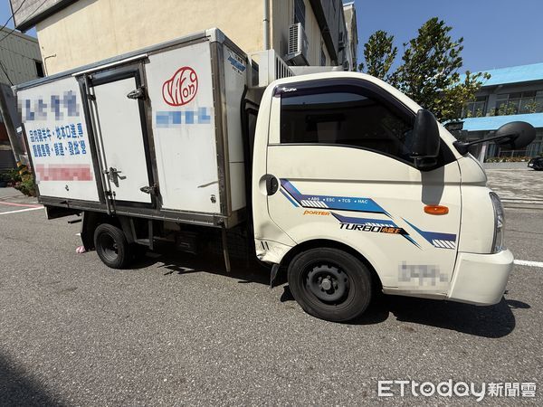 ▲苗栗縣竹南鎮建國路一處巷弄路口，今下午發生貨車跟機車碰撞事故，女騎士倒地、傷重搶救中。（圖／記者楊永盛翻攝）