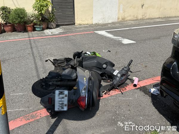 ▲苗栗縣竹南鎮建國路一處巷弄路口，今下午發生貨車跟機車碰撞事故，女騎士倒地、傷重搶救中。（圖／記者楊永盛翻攝）