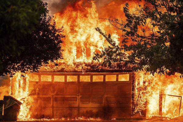 ▲▼美國加州北部3日野火，燒毀面積高達1.3萬英畝（5261公頃），掏金熱年代的偏遠華人聚落「中國營」（Chinese Camp）也付之一炬。（圖／達志影像／美聯社）