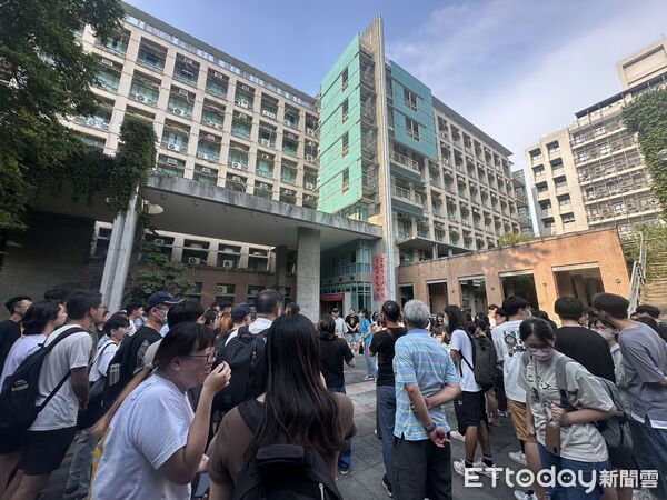 ▲中興大學實驗室又出事，警消獲報趕抵現場處理。（圖／記者許權毅攝，下同）