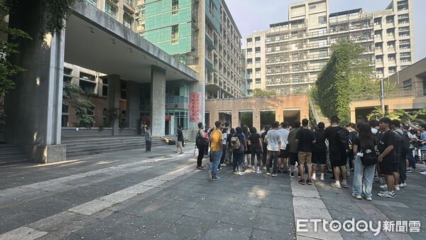 ▲中興大學實驗室又出事，警消獲報趕抵現場處理。（圖／記者許權毅攝，下同）