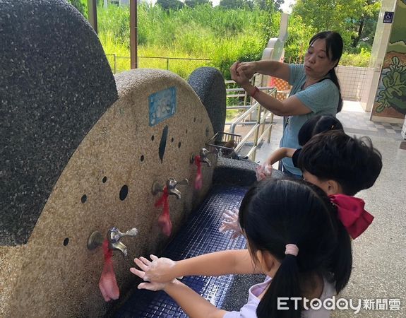 ▲▼花蓮縣衛生局提醒落實正確洗手5步驟及洗手五時機並堅守「生病不上學」的原則。（圖／花蓮縣衛生局提供，下同）