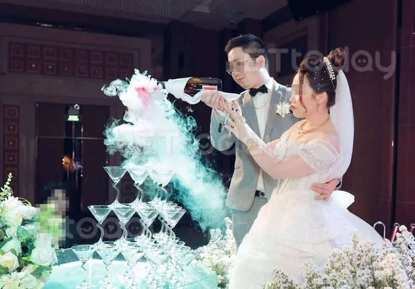 ▲奪命應召站負責人胡姓夫妻檔婚宴照，武女落網時懷有第二胎憂心腹中胎兒。（圖／民眾提供）