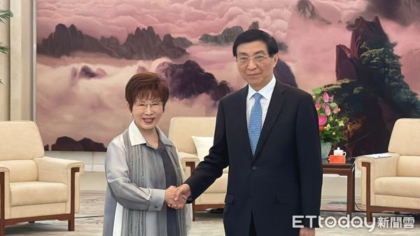▲▼ 九三大閱兵之後，2025.9.4北京人民大會堂，大陸全國政協主席王滬寧接見前國民黨主席洪秀柱一行，在安徽廳，兩人中間擺放非季節性盆栽荷花，象徵「（荷）和平」 。（圖／記者任以芳攝）