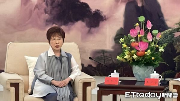 ▲▼ 九三大閱兵之後，2025.9.4北京人民大會堂，大陸全國政協主席王滬寧接見前國民黨主席洪秀柱一行，在安徽廳，兩人中間擺放非季節性盆栽荷花，象徵「（荷）和平」 。（圖／記者任以芳攝）