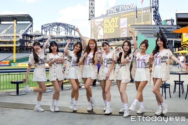 ▲樂天女孩在美國幫粉絲簽名。（圖／樂天桃猿）