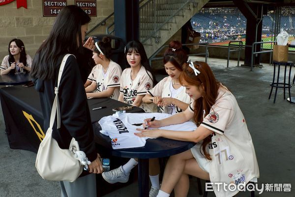 ▲樂天女孩在美國幫粉絲簽名。（圖／樂天桃猿）