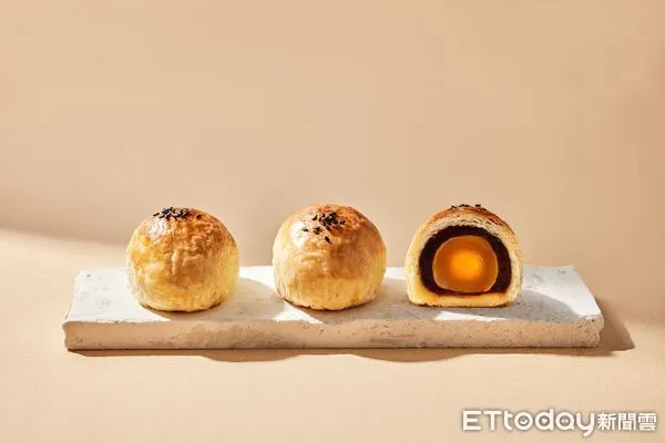 ▲不二糕餅蛋黃酥與茶鳳黃。（圖／不二糕餅提供）