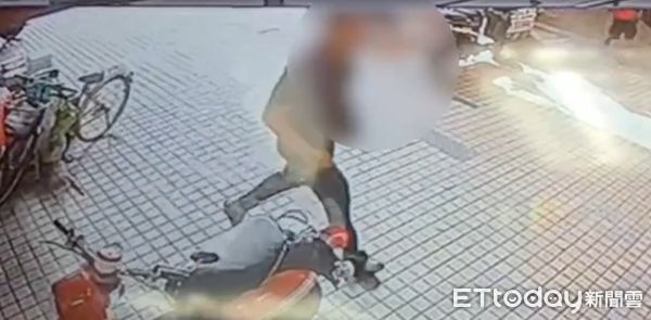 ▲男子佯裝挑選金飾，趁店家不注意搶走80萬元金飾後逃逸，警方與民眾火速圍捕逮人。（記者林東良翻攝，下同）