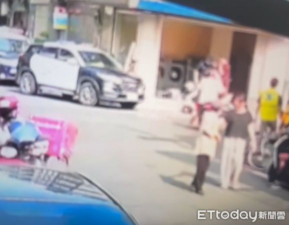 ▲男子佯裝挑選金飾，趁店家不注意搶走80萬元金飾後逃逸，警方與民眾火速圍捕逮人。（記者林東良翻攝，下同）