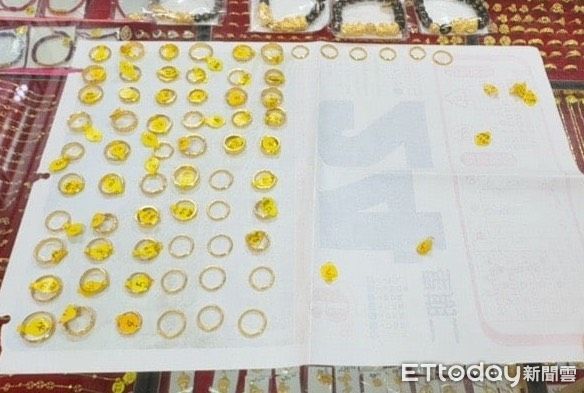 ▲男子佯裝挑選金飾，趁店家不注意搶走80萬元金飾後逃逸，警方與民眾火速圍捕逮人。（記者林東良翻攝，下同）
