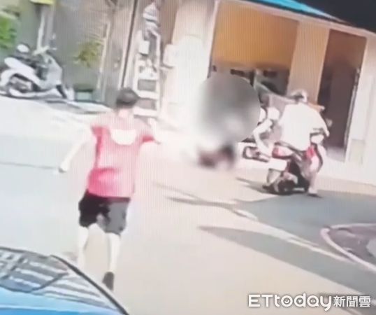 ▲男子佯裝挑選金飾，趁店家不注意搶走80萬元金飾後逃逸，警方與民眾火速圍捕逮人。（記者林東良翻攝，下同）