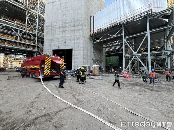 ▲▼台中火力發電廠變電室起火，警消已控制火勢。（圖／民眾提供，下同）