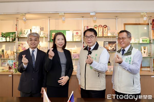 ▲中國信託金融控股公司捐贈1700萬元助台南災後重建，市長黃偉哲代表受贈並頒感謝狀。（記者林東良翻攝）