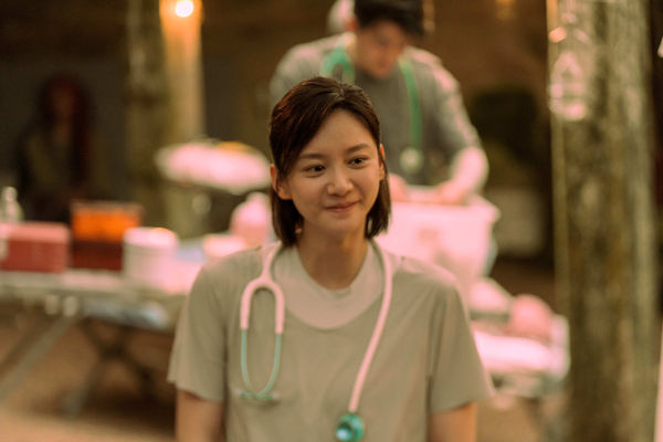 ▲許光漢在《他年她日》片中透過「親額頭」動作來表達感謝或給予祝福。（圖／甲上提供）