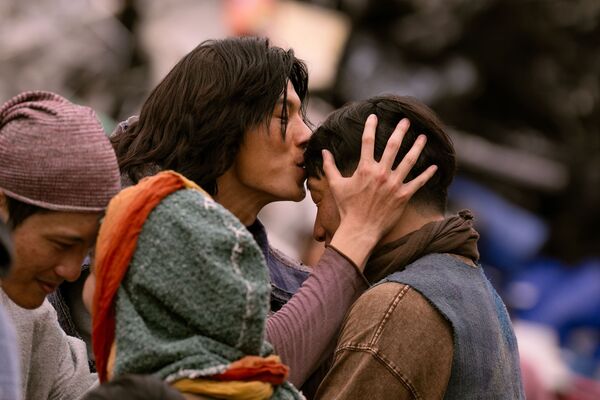 ▲許光漢在《他年她日》片中透過「親額頭」動作來表達感謝或給予祝福。（圖／甲上提供）