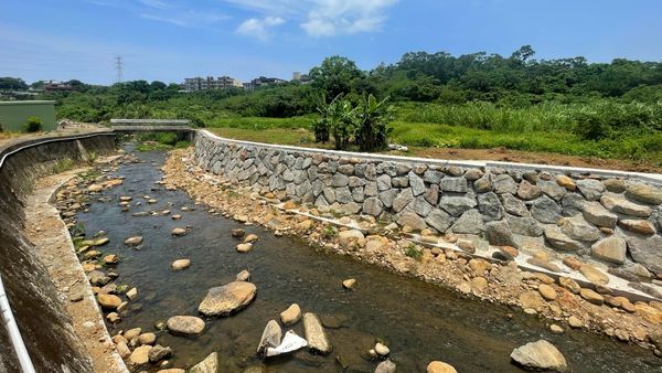 ▲淡水12處護岸全面加固 防洪韌性大進化。（圖／新北市水利局提供）